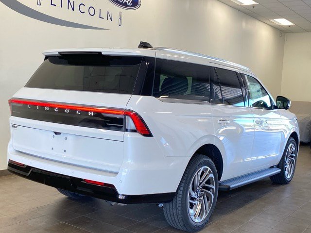 New 2027 Lincoln Navigator Premiere AWD/4WD image 10