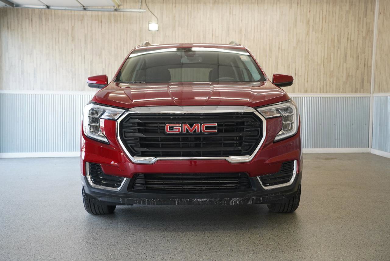 Used 2023 GMC Terrain SLE w/ Driver Convenience Package FWD image 2