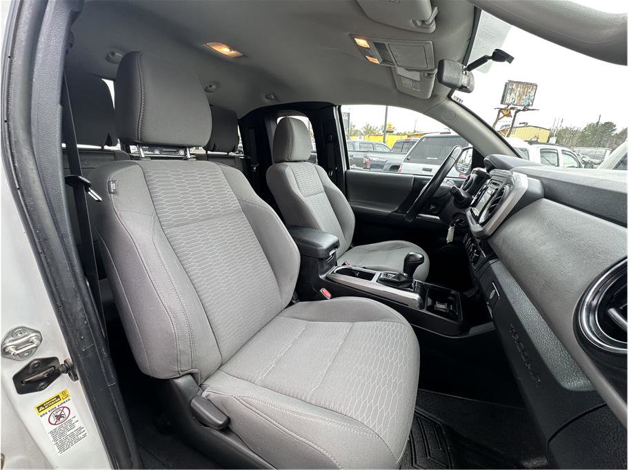 Used 2016 Toyota Tacoma SR5 AWD/4WD image 4