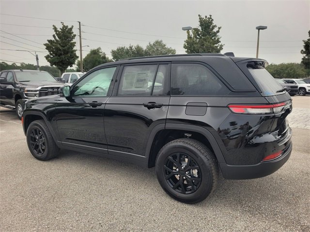 New 2025 Jeep Grand Cherokee Altitude image 11