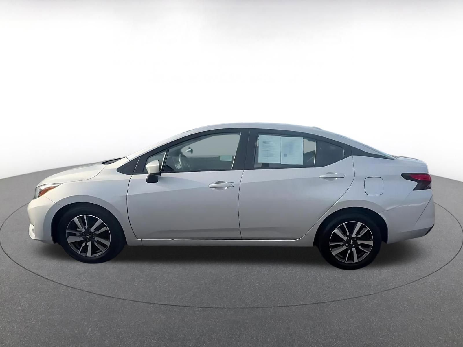 Used 2025 Nissan Versa SV image 9