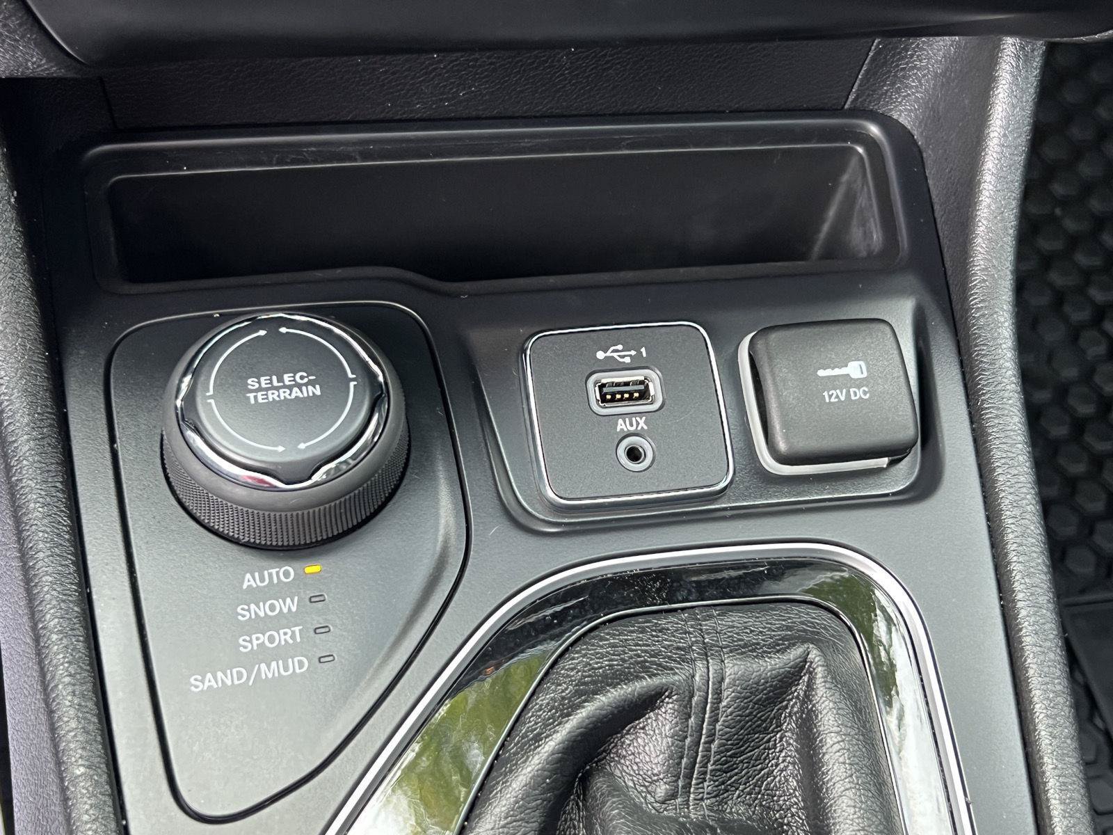 Used 2020 Jeep Cherokee Limited AWD/4WD image 29