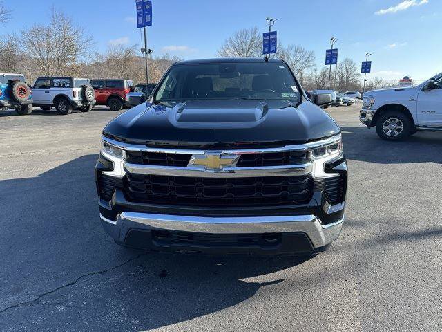 Used 2025 Chevrolet Silverado 1500 LT image 2