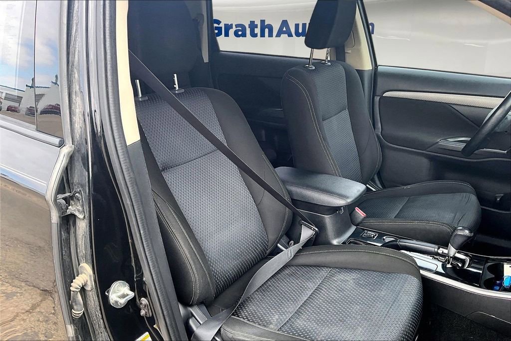 Used 2017 Mitsubishi Outlander SE image 27