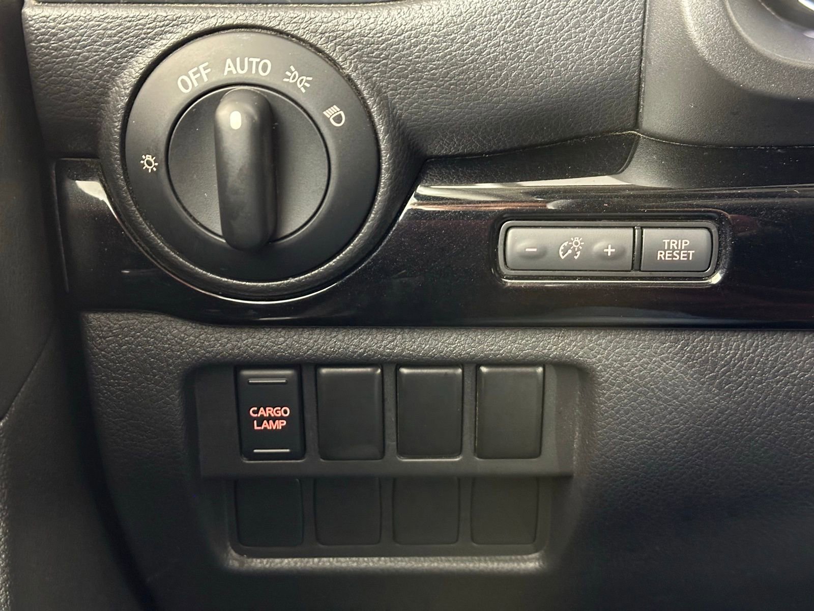 Used 2023 Nissan Titan SV image 22