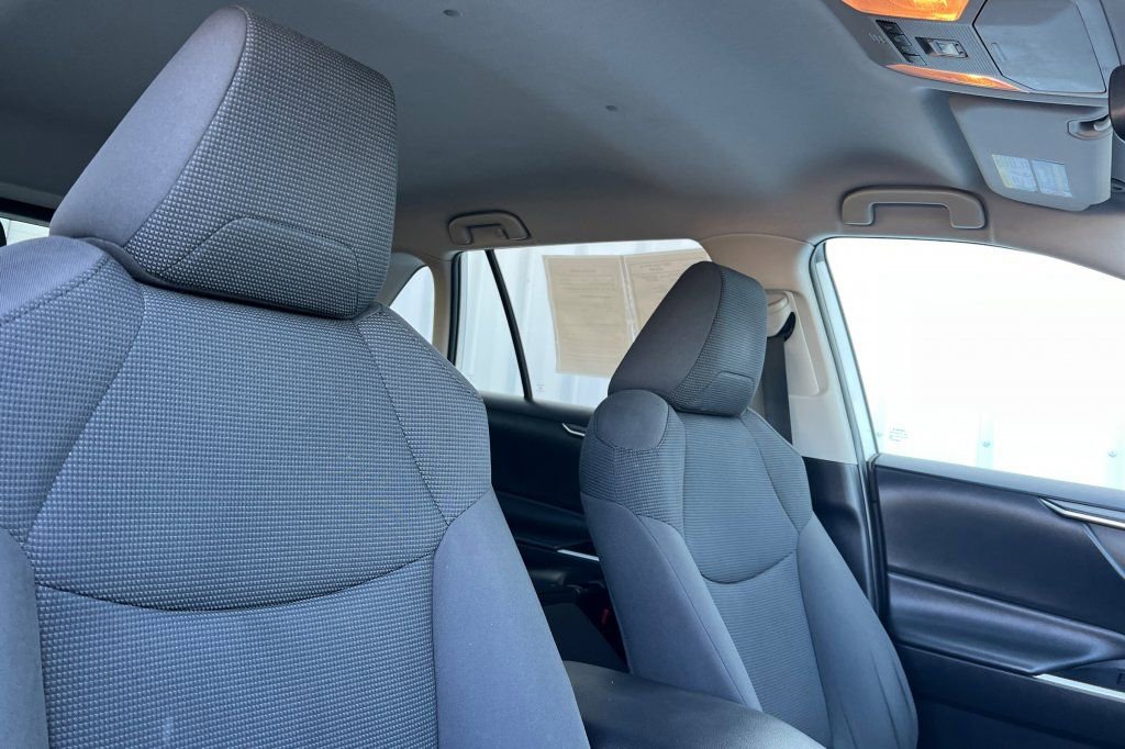Used 2020 Toyota RAV4 LE w/ Carpet Mat Package AWD/4WD image 14