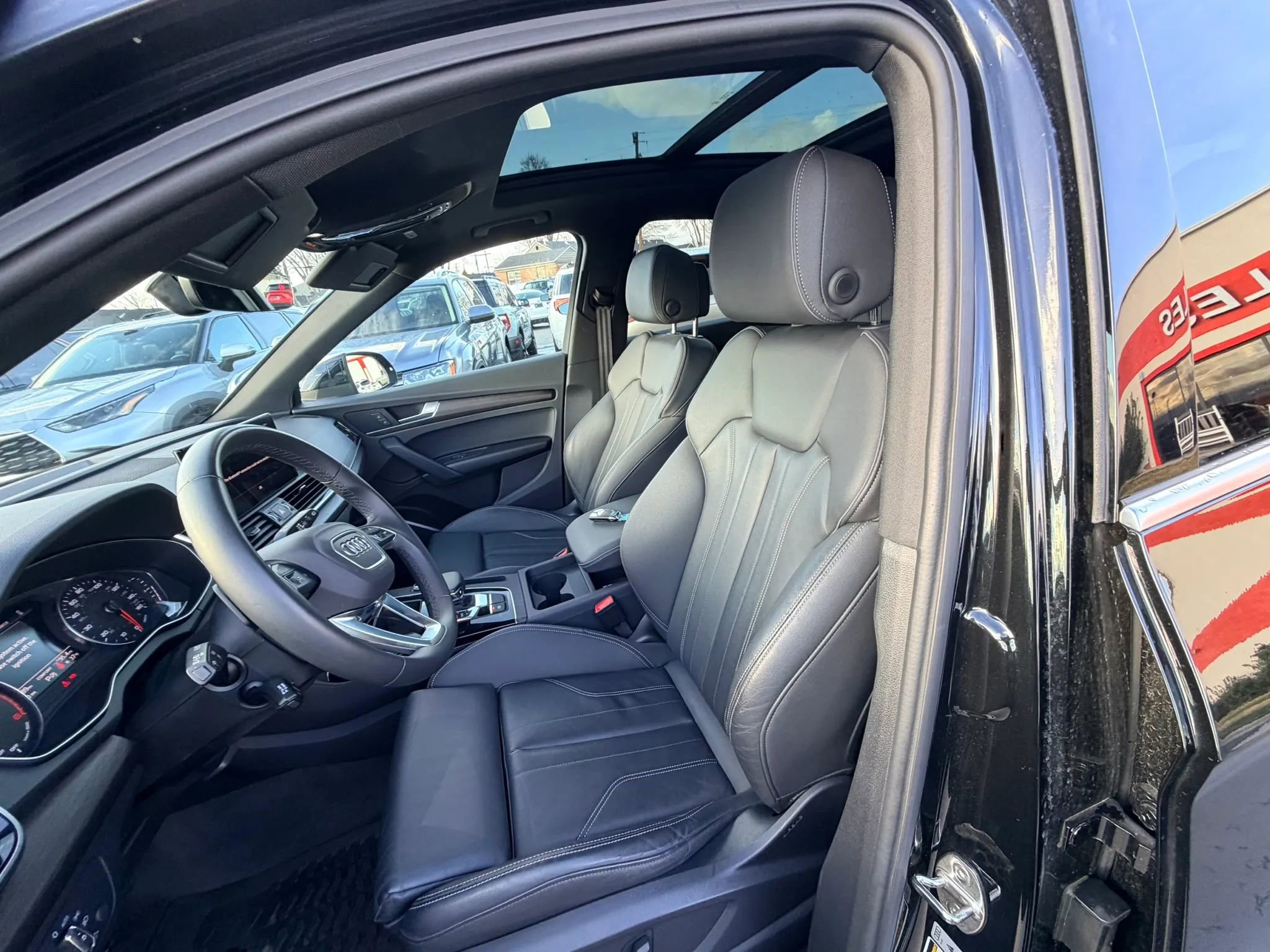 Used 2024 Audi Q5 2.0T Premium w/ Convenience Package image 11