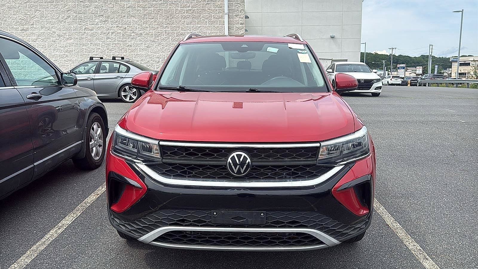 Used 2023 Volkswagen Taos SE w/ Panoramic Sunroof Package