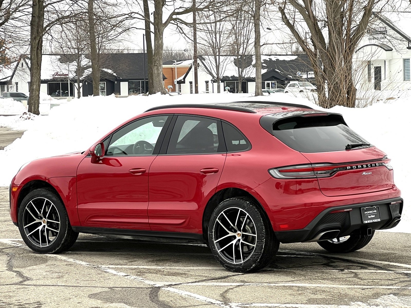 Certified 2025 Porsche Macan image 3