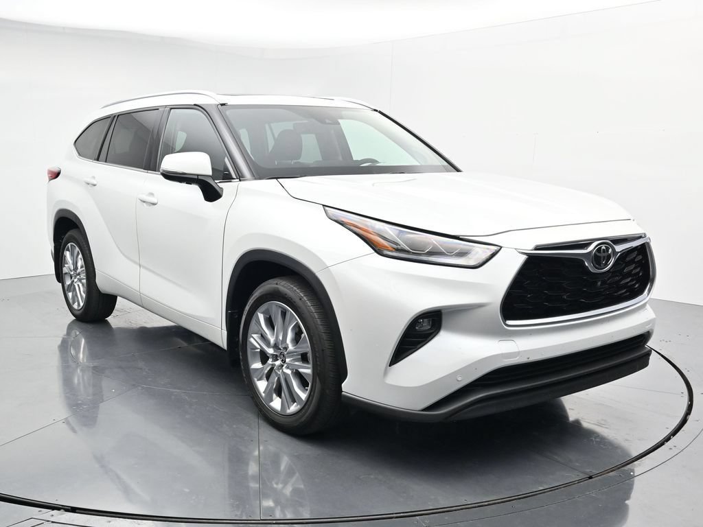 Used 2022 Toyota Highlander Limited AWD/4WD image 2