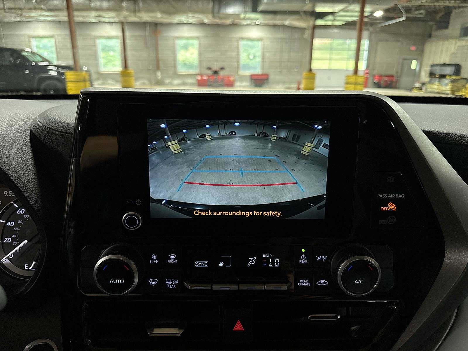 Used 2024 Toyota Highlander LE FWD image 25