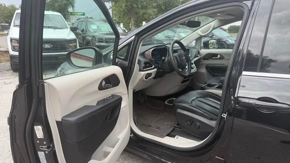 Used 2020 Chrysler Voyager Lxi FWD image 6