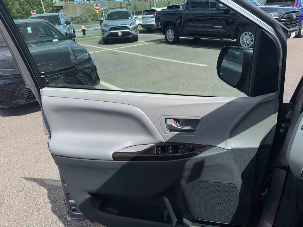 Used 2018 Toyota Sienna XLE Premium AWD/4WD image 29