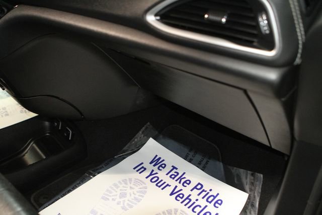 Used 2021 Chrysler Pacifica Touring-L w/ Uconnect Theater Family Group FWD image 38