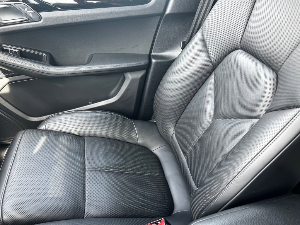 Used 2020 Porsche Macan image 38