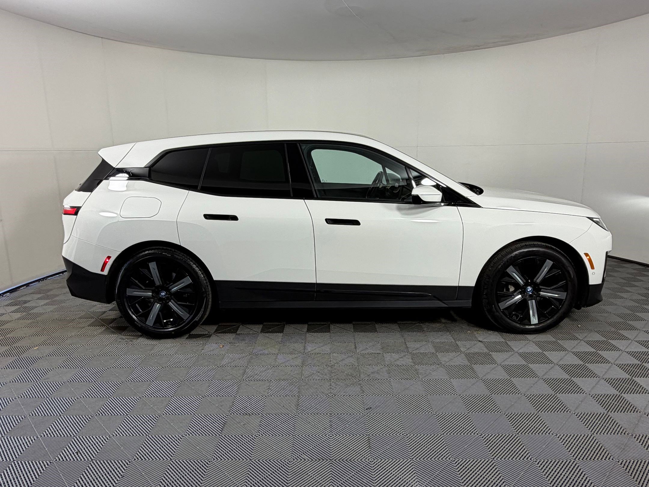 Certified 2022 BMW iX xDrive50 w/ Convenience Package image 8