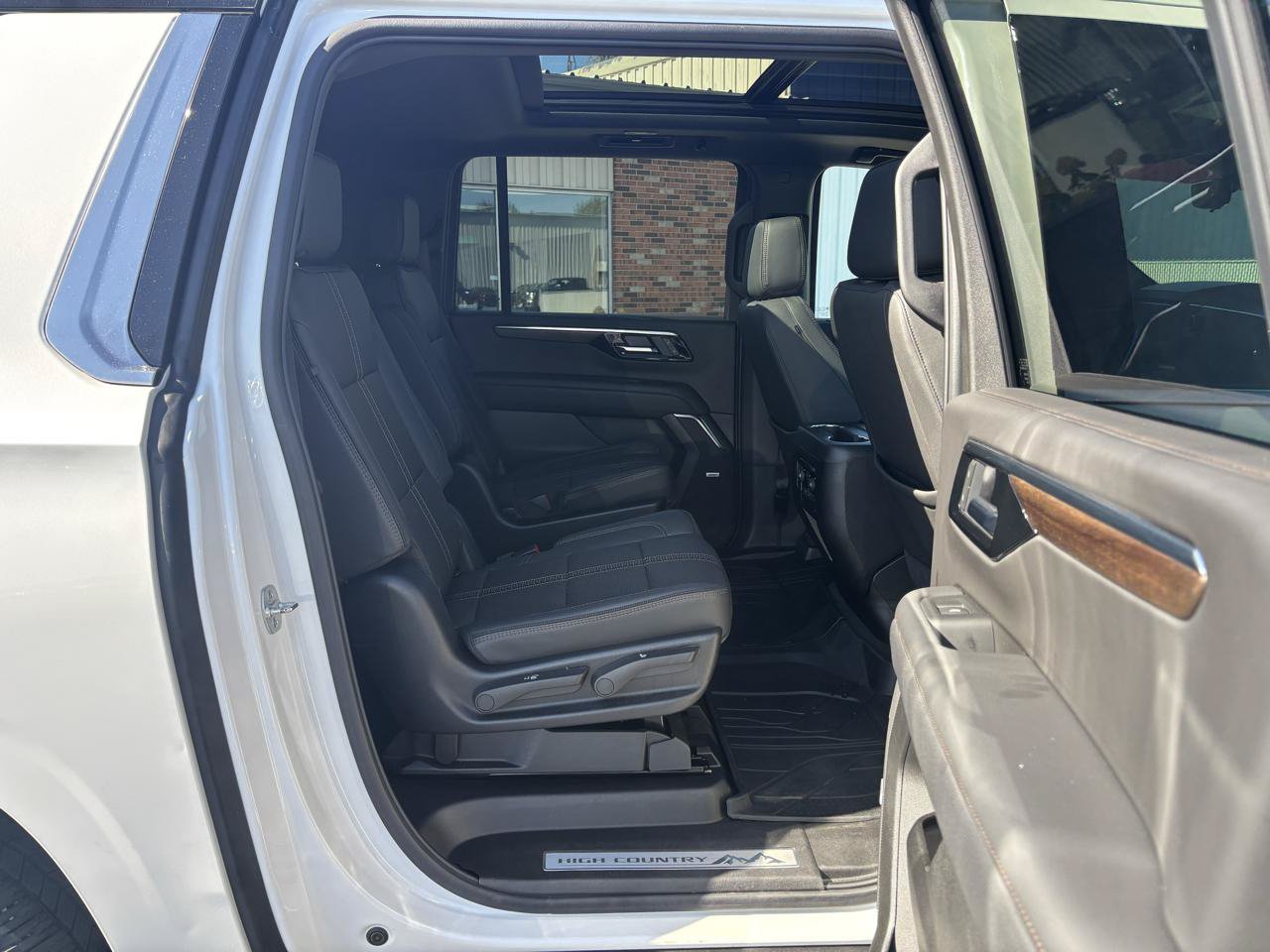 Used 2025 Chevrolet Suburban High Country AWD/4WD image 15