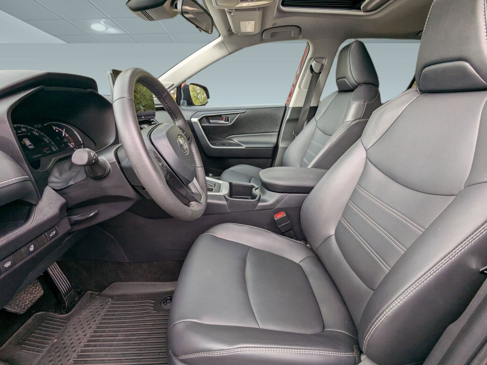 Used 2025 Toyota RAV4 XLE Premium image 5