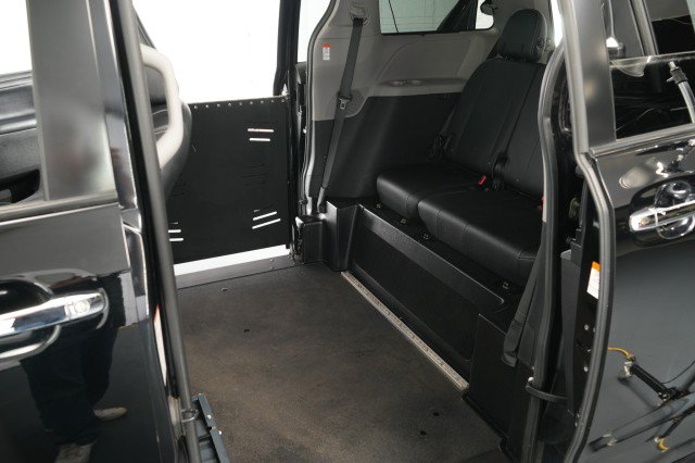 Used 2020 Toyota Sienna SE FWD image 53