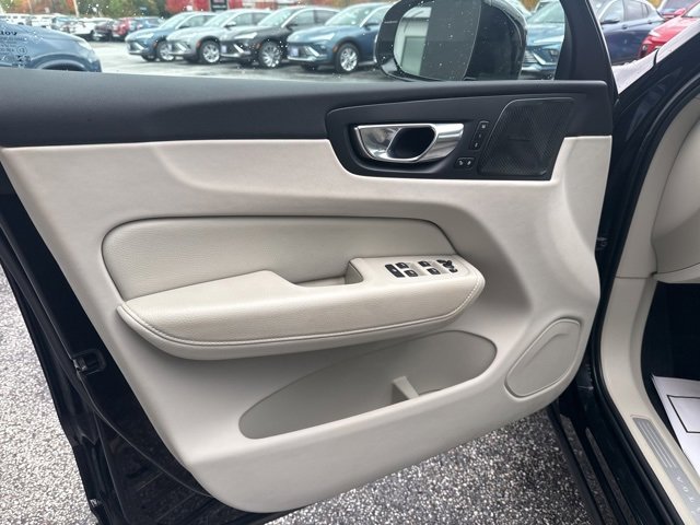 Used 2022 Volvo XC60 B5 Momentum w/ Climate Package image 17