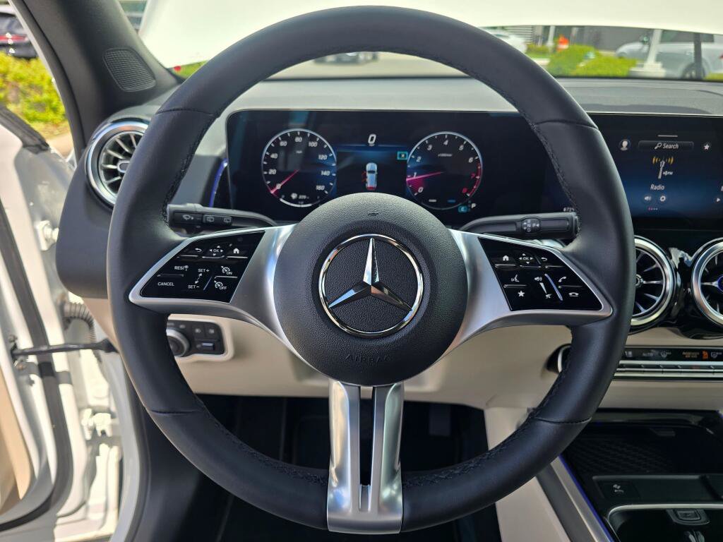 Used 2025 Mercedes-Benz GLB 250 4MATIC image 13