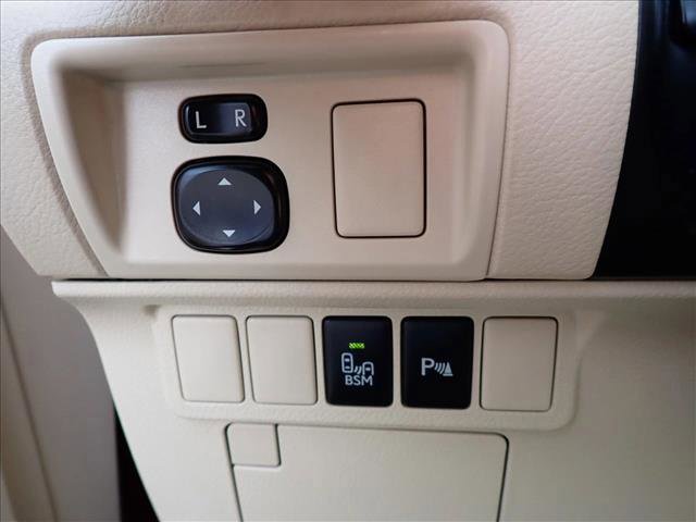 Used 2014 Lexus ES 300h w/ Luxury Package w/Bamboo Trim image 16