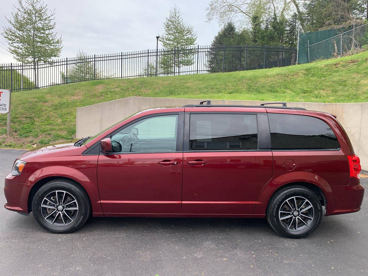 Used 2018 Dodge Grand Caravan GT FWD image 2
