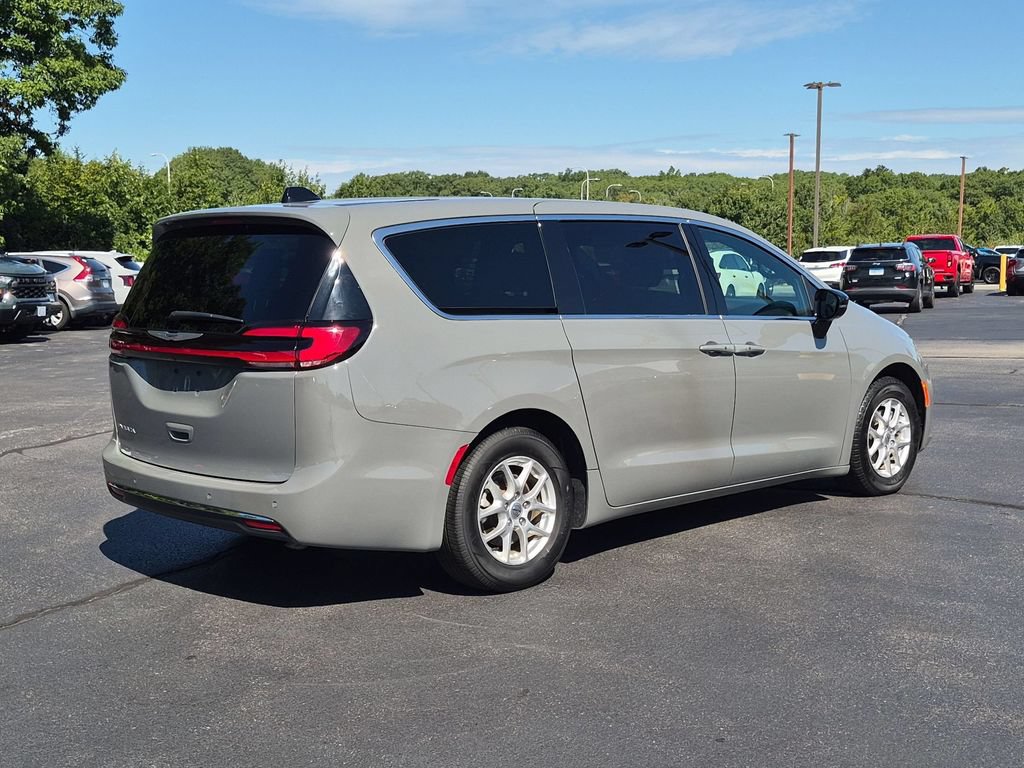 Used 2025 Chrysler Pacifica Select FWD image 4