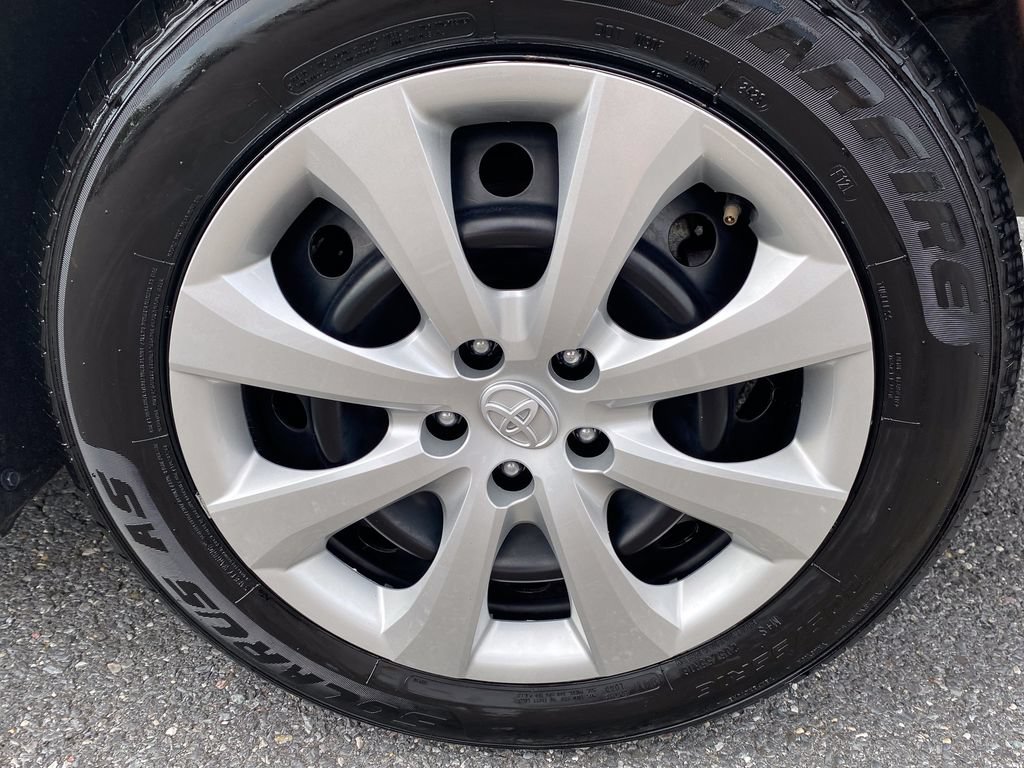 Used 2025 Toyota Corolla LE FWD image 40