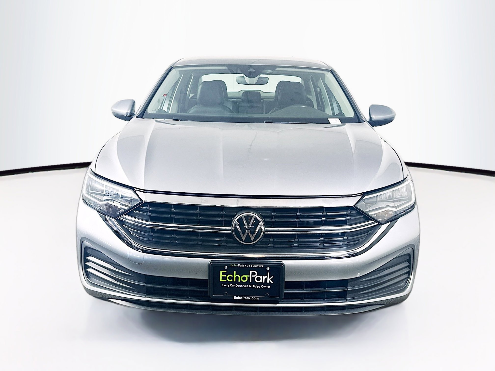 Used 2024 Volkswagen Jetta SE FWD image 2