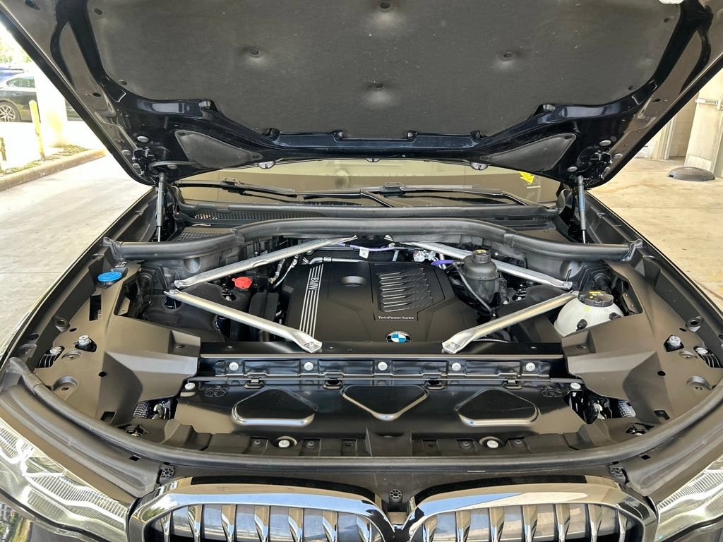 Used 2022 BMW X7 xDrive40i w/ M Sport Package AWD/4WD image 12