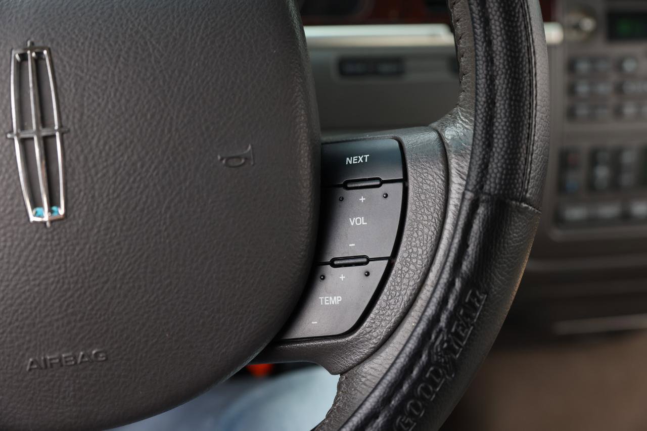 Used 2006 Lincoln Town Car Signature image 26