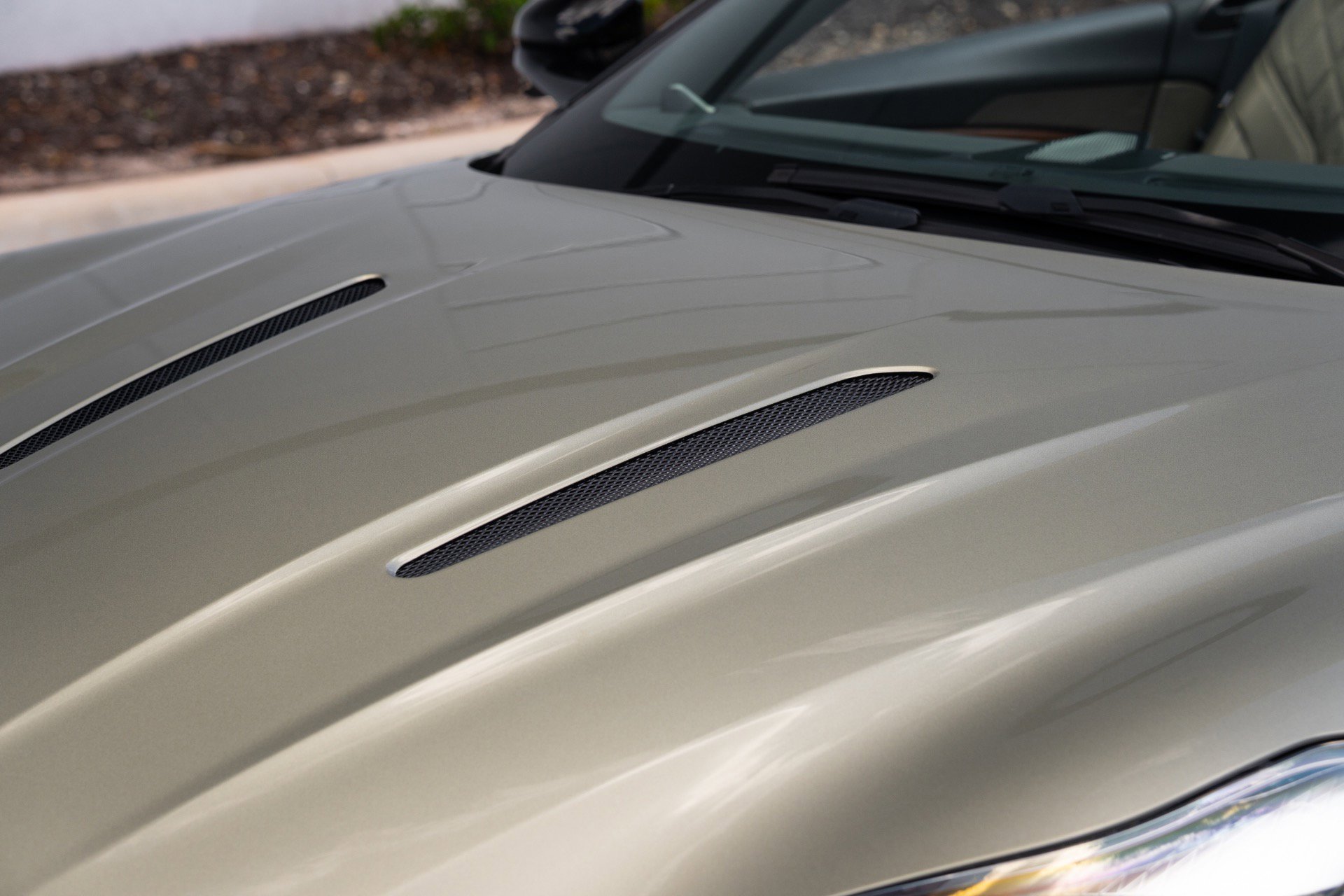 Used 2024 Aston Martin DB12 Convertible RWD image 23