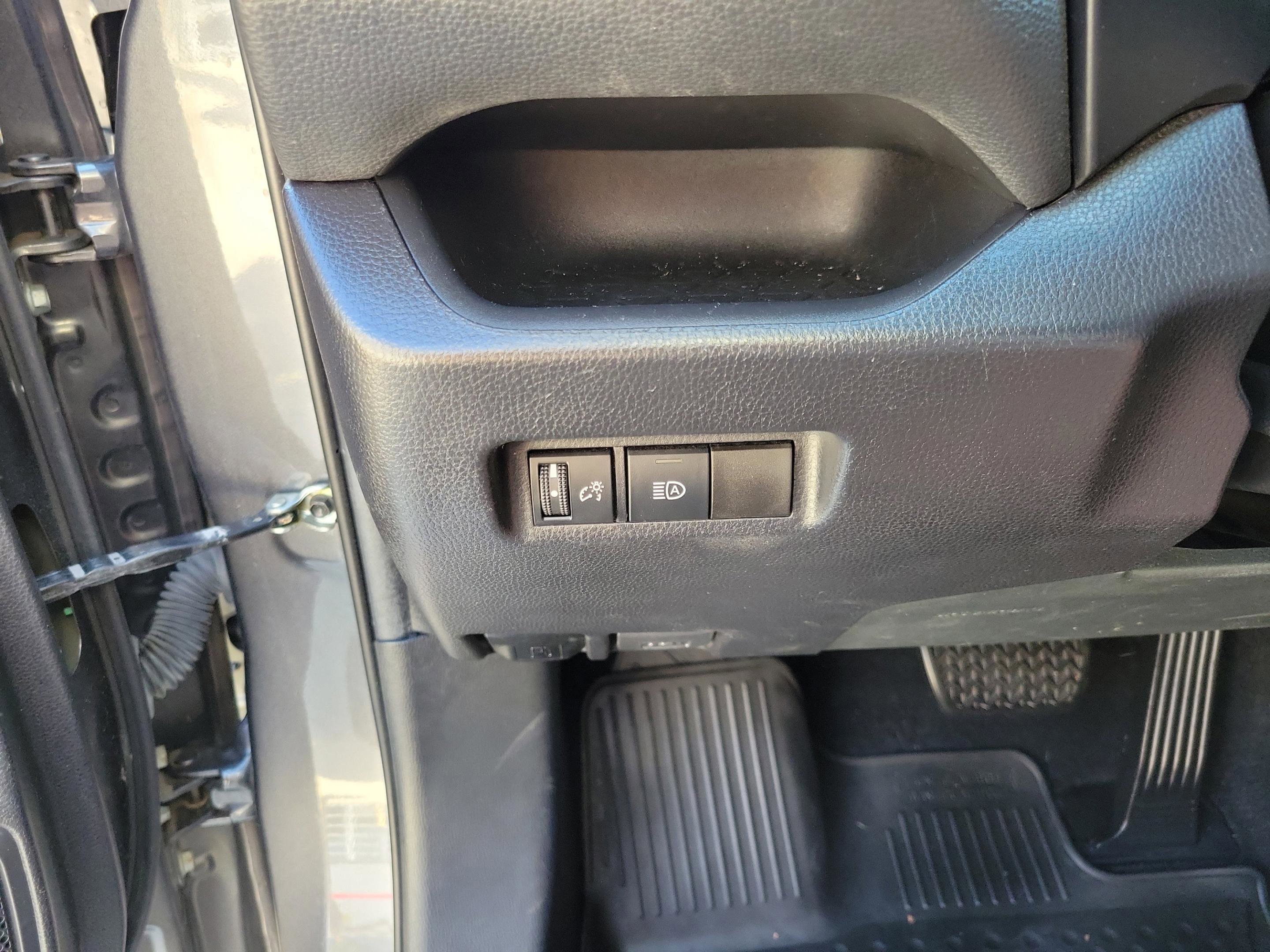 Used 2021 Toyota RAV4 LE AWD/4WD image 25