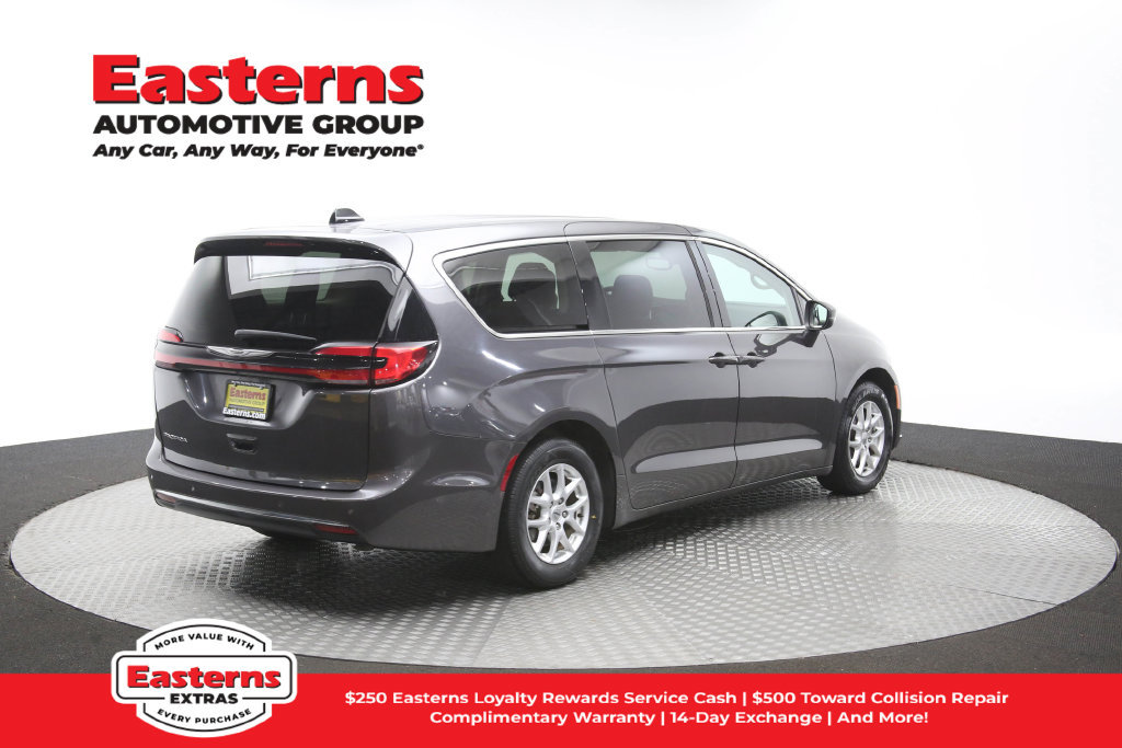 Used 2023 Chrysler Pacifica Touring-L FWD image 43