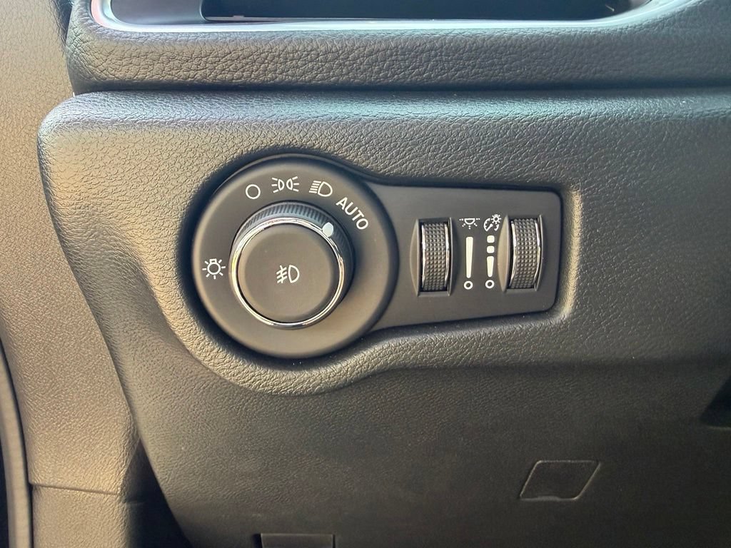 Used 2026 Chrysler Pacifica Limited FWD image 29