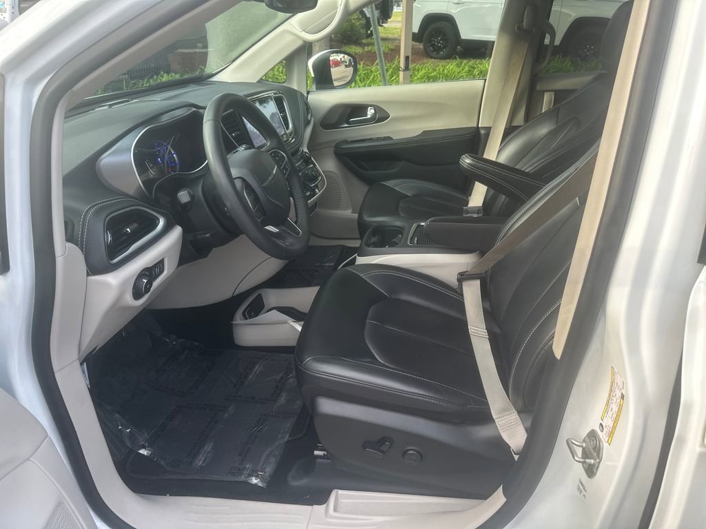 Used 2022 Chrysler Pacifica Touring-L FWD image 9