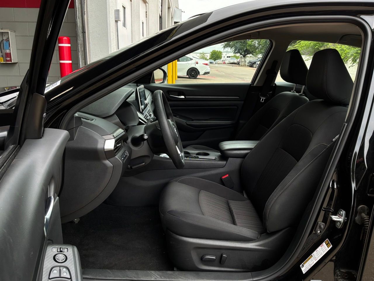 Used 2025 Nissan Altima 2.5 SV FWD image 10