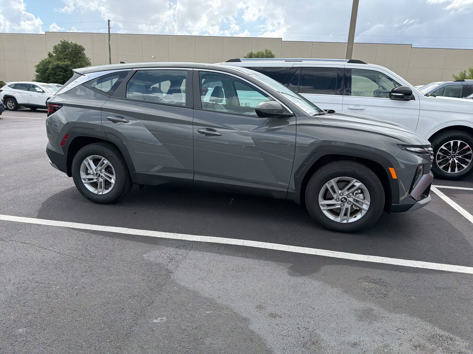 Used 2025 Hyundai Tucson SE image 3