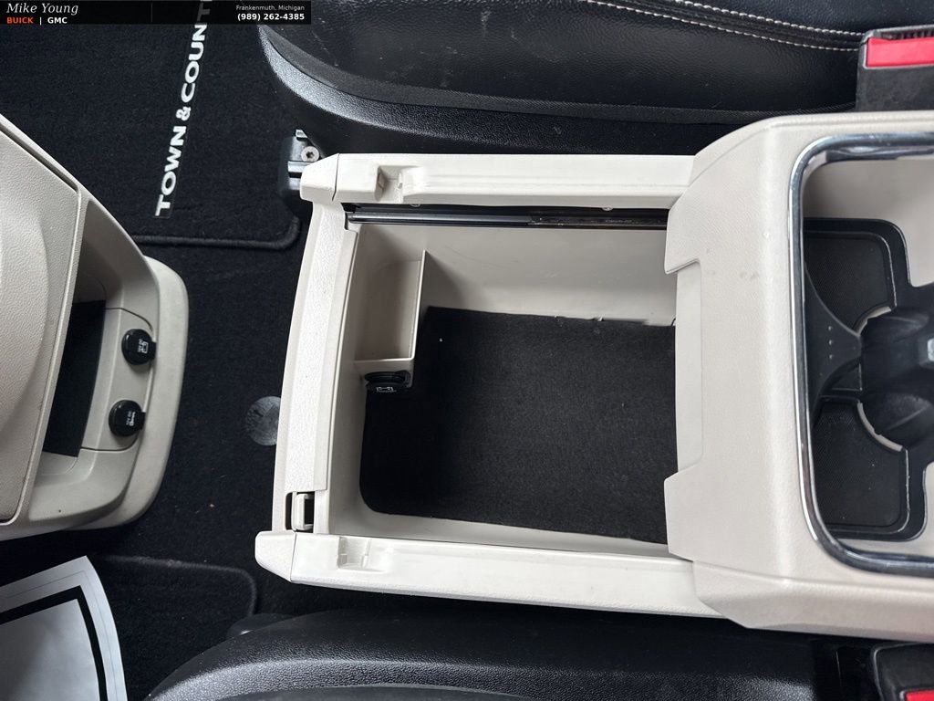 Used 2013 Chrysler Town & Country Touring image 26