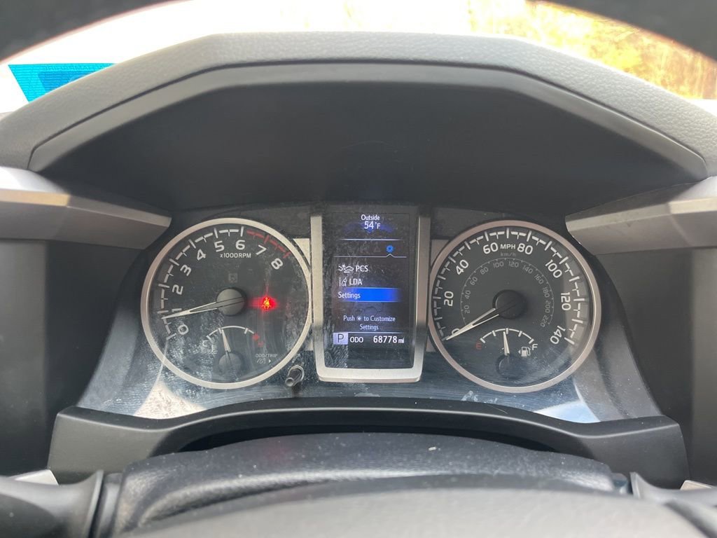 Used 2021 Toyota Tacoma SR5 w/ Trail Edition image 19