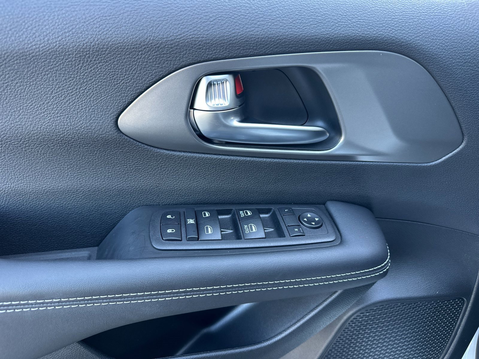 New 2025 Chrysler Voyager LX image 10
