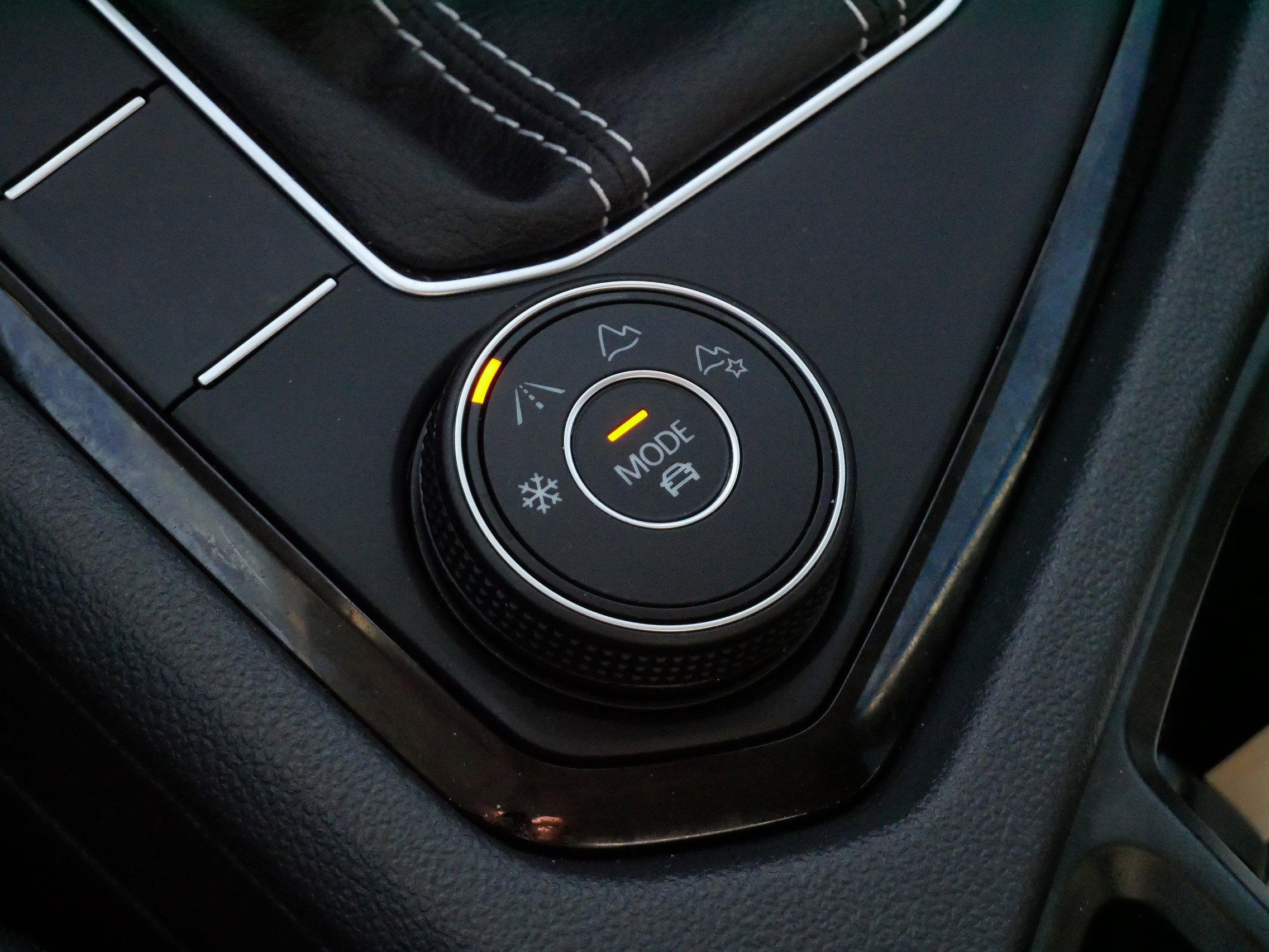 Certified 2024 Volkswagen Taos SE image 28