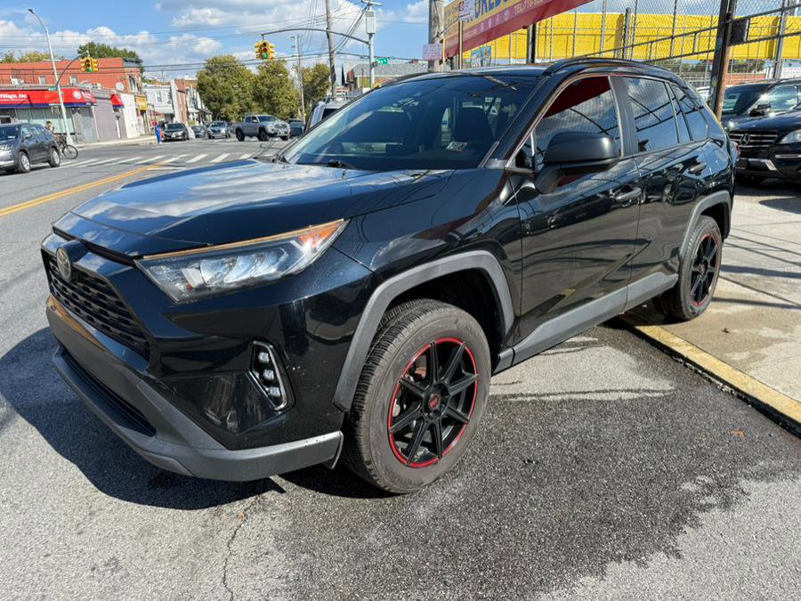 Used 2019 Toyota RAV4 LE image 3