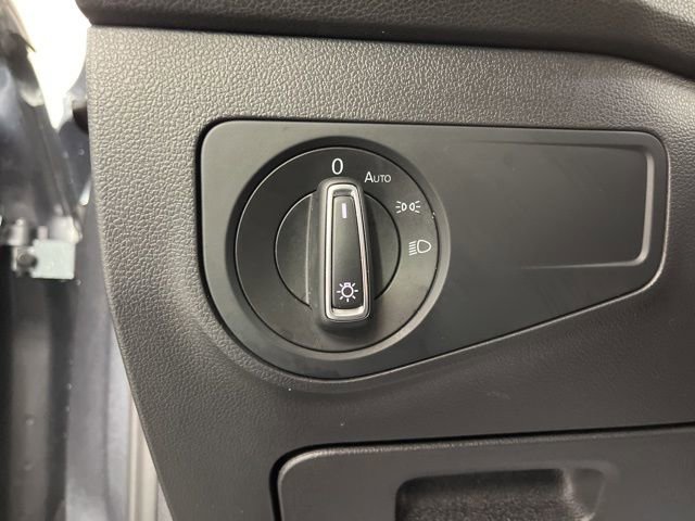 Used 2023 Volkswagen Tiguan SE image 32