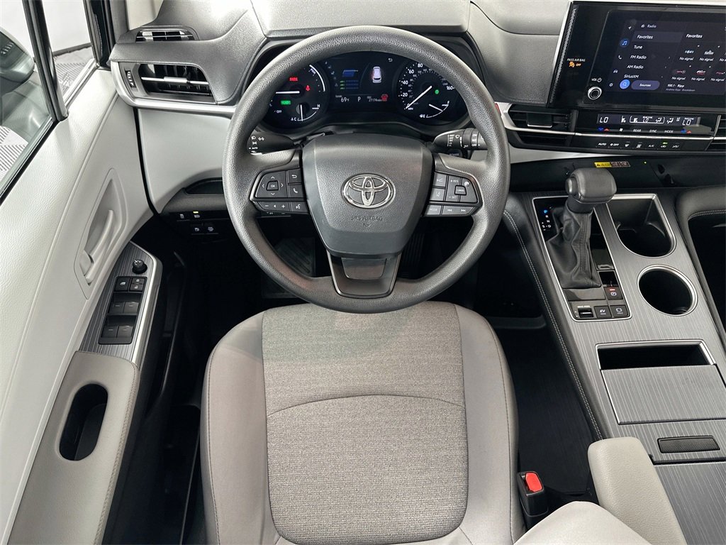Used 2025 Toyota Sienna LE image 22