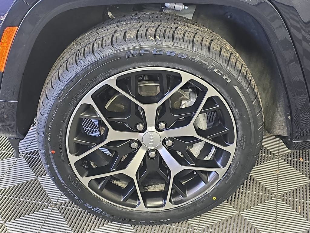 Used 2023 Jeep Grand Cherokee Summit AWD/4WD image 28