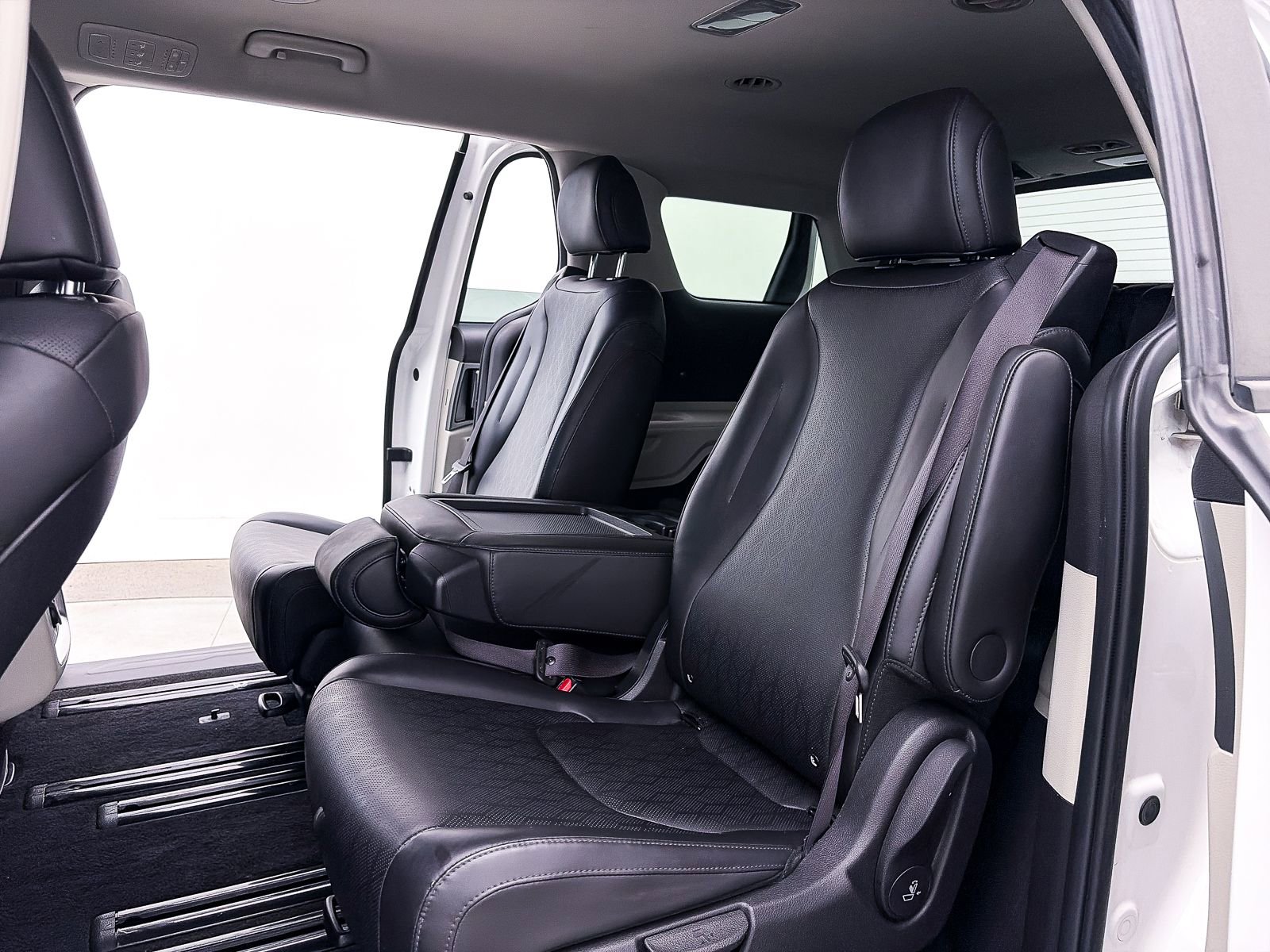 Used 2022 Kia Carnival LX image 37