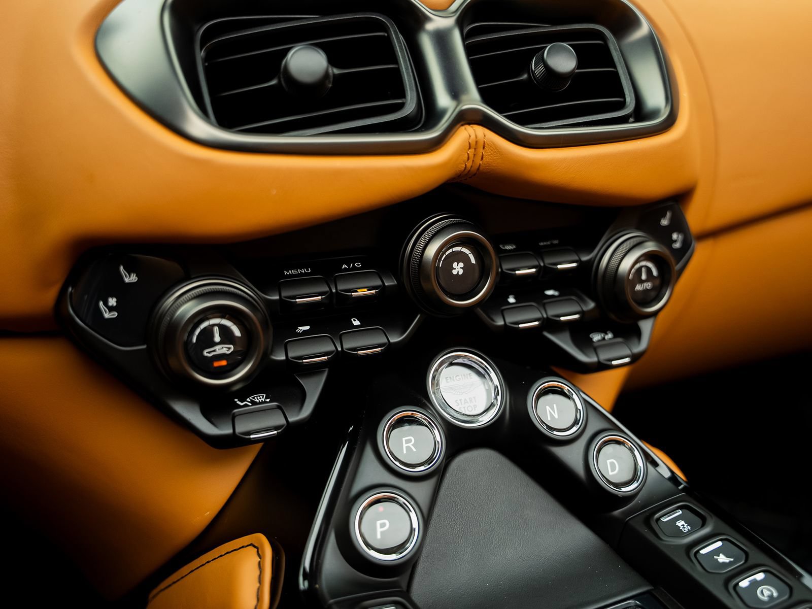 Used 2023 Aston Martin V8 Vantage Roadster RWD image 42