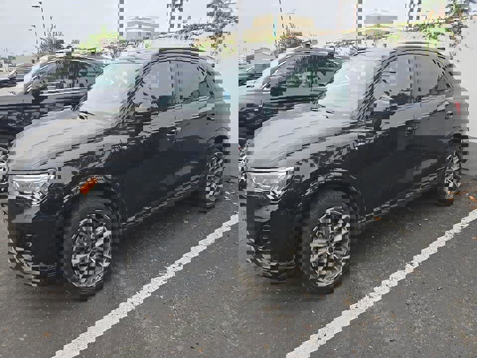 Used 2023 Audi Q3 2.0T Premium w/ Black Optic Sport Package image 2